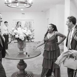 Felix Riba Magic - Wedding guests are amazed by Felix's close-up magic.