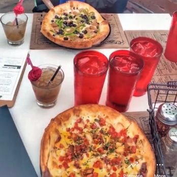 Paradise Park - Medium Benny-B Medium Clay Bacon - Pizza Near Me - Chicago, Illinois