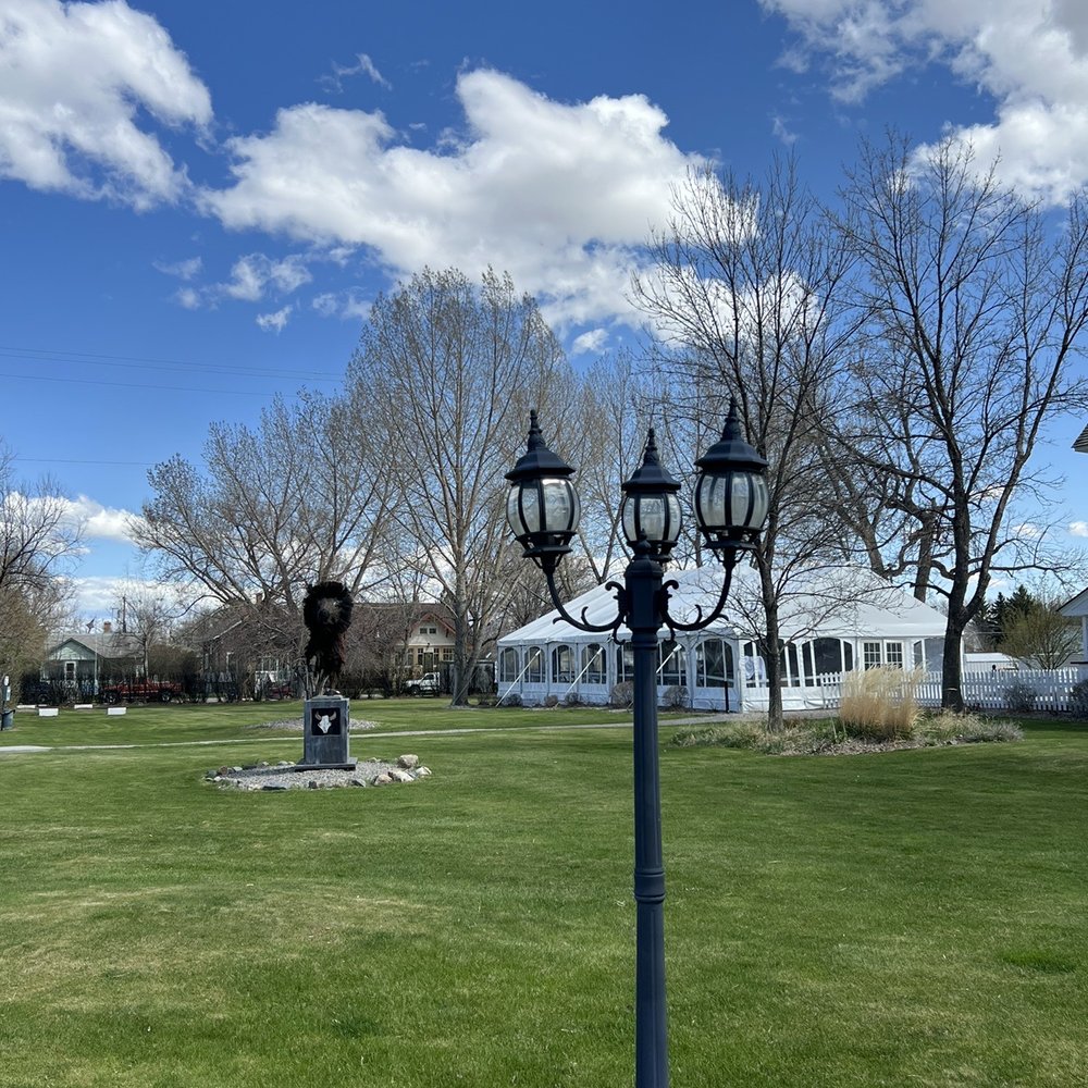 Sacajawea Hotel - Grounds - Hotels Near Me - Three Forks, Montana