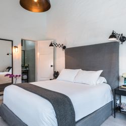 Las Casas B+B Boutique Hotel, Spa & Restaurante Cuernavaca - Habitación Queen con blackout shades, AC y amenidades Molton Brown en Las Casas B+B Cuernavaca.