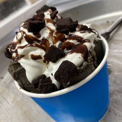 Burrrberries - Ice cream roll toppend with brownie bites