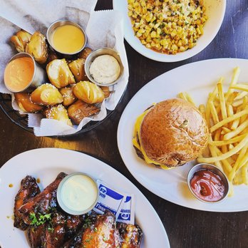 Fred's Garage - Wings, pretzels, burger, and elotes - American Near Me - Winnetka, Illinois