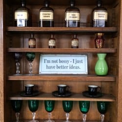 Luise Café & Weinbar - Altes Apothekenregal