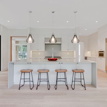 Phil Kouffman Builder - a kitchen with a center island - General Contractors Near Me - East Hampton, New York Phil Kouffman Builder - a kitchen with a center island - General Contractors Near Me - East Hampton, New York