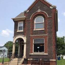 Colyer Coffee House - Colyer is in a former home.