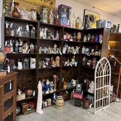 Knot On Main Street - Glassware and figures