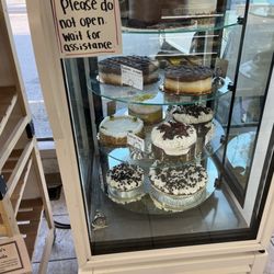Scialo's Riverside - Cake carousel