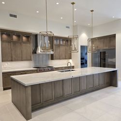 Tanner Materials Company - Large counter island with large format flooring.
