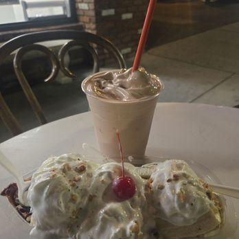 Fosselman's Ice Cream - Banana Split With Cookies and Cream, Espresso, Pistachio and Chocolate Shake. - Ice Cream & Frozen Yogurt Near Me - Alhambra, California
