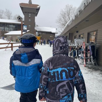 Beech Mountain Ski Resort - Headed from the slopes to the parking area - Ski Resorts Near Me - Beech Mountain, North Carolina Beech Mountain Ski Resort - Headed from the slopes to the parking area - Ski Resorts Near Me - Beech Mountain, North Carolina