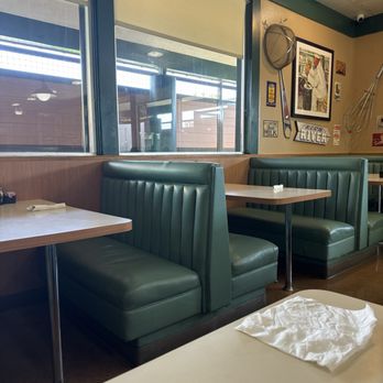 Milt’s Diner - Love their booths - Breakfast & Brunch Near Me - Bakersfield, California