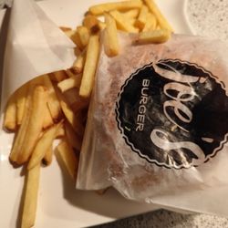 Joe’s Burger - Hamburger (8,50 €) & Classic Fries (4 €)