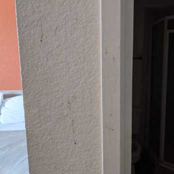 Motel 6 - The wall as we walk into the bathroom - Hotels Near Me - Mojave, California