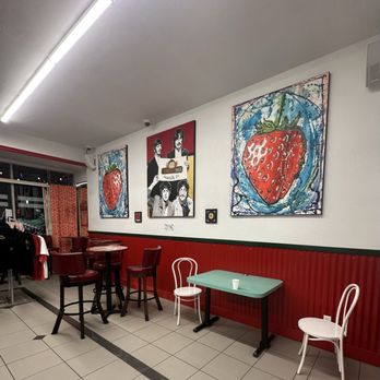 The Strawberry Shack - Seating area - Desserts Near Me - Oceanside, California