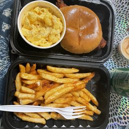 1 slider (plain), Mac&cheese, Fries