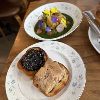 Le Hobbit - Yummy food. - French Near Me - Quebec City, Quebec Le Hobbit - Yummy food. - French Near Me - Quebec City, Quebec