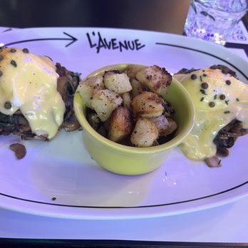 L'Avenue Notre Dame - Eggs Benedict St Ambroise - Breakfast & Brunch Near Me - Montreal, Quebec L'Avenue Notre Dame - Eggs Benedict St Ambroise - Breakfast & Brunch Near Me - Montreal, Quebec