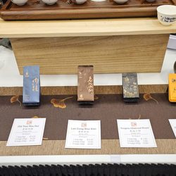 Lotsa oolongs at the tea convention