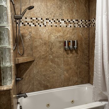 Edgewater Beach Inn - Bathroom - Hotels Near Me - Santa Cruz, California