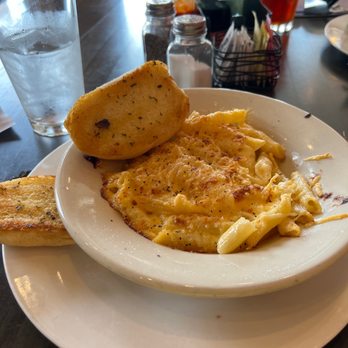 Cafe On the Square - Mac and cheese with garlic bread. - American Near Me - Seward, Nebraska Cafe On the Square - Mac and cheese with garlic bread. - American Near Me - Seward, Nebraska