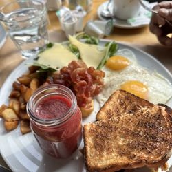 Au Bonnet d'Âne - Sunny side up egg and bacon