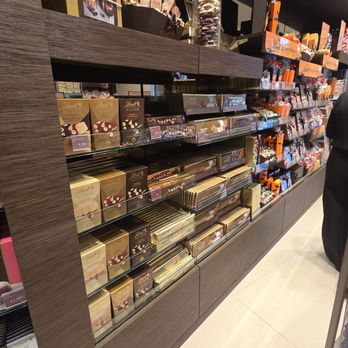 Lindt - Chocolatiers & Shops Near Me - Barcelona, B