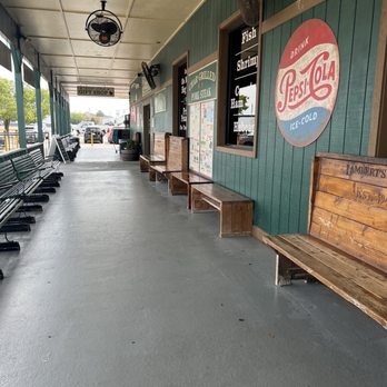 Lambert's Cafe - Ozark - Outside waiting area - American Near Me - Ozark, Missouri