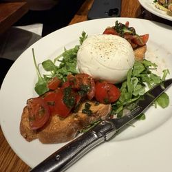 Tomato burrata salad