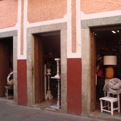 Taller de Confección de Regalos y Decoración - Entrada en calle Alonso