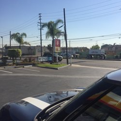 This Shell franchise advertises the use of Shell card rewards but does not honor it.