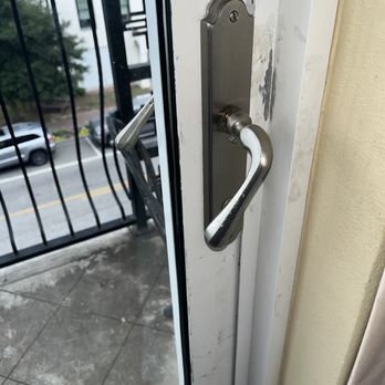 Hampton Inn Fairhope-Mobile Bay - Balcony door will not lock. - Hotels Near Me - Fairhope, Alabama