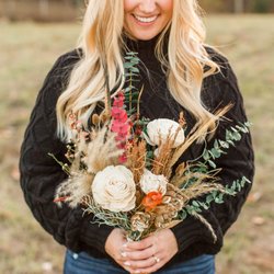 Maggie & Moe's Poplar Flowers & Decor - Engagement bouquet