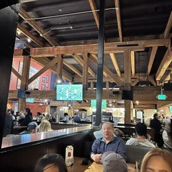 BJ's Restaurant & Brewhouse - Ambience