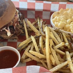 Blackjack BBQ - Pulled Pork Sandwich with Mac & Cheese and a said of Fries