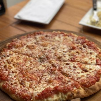 IL Tappo - a pizza on a wooden platter - Italian Near Me - Honolulu, Hawaii