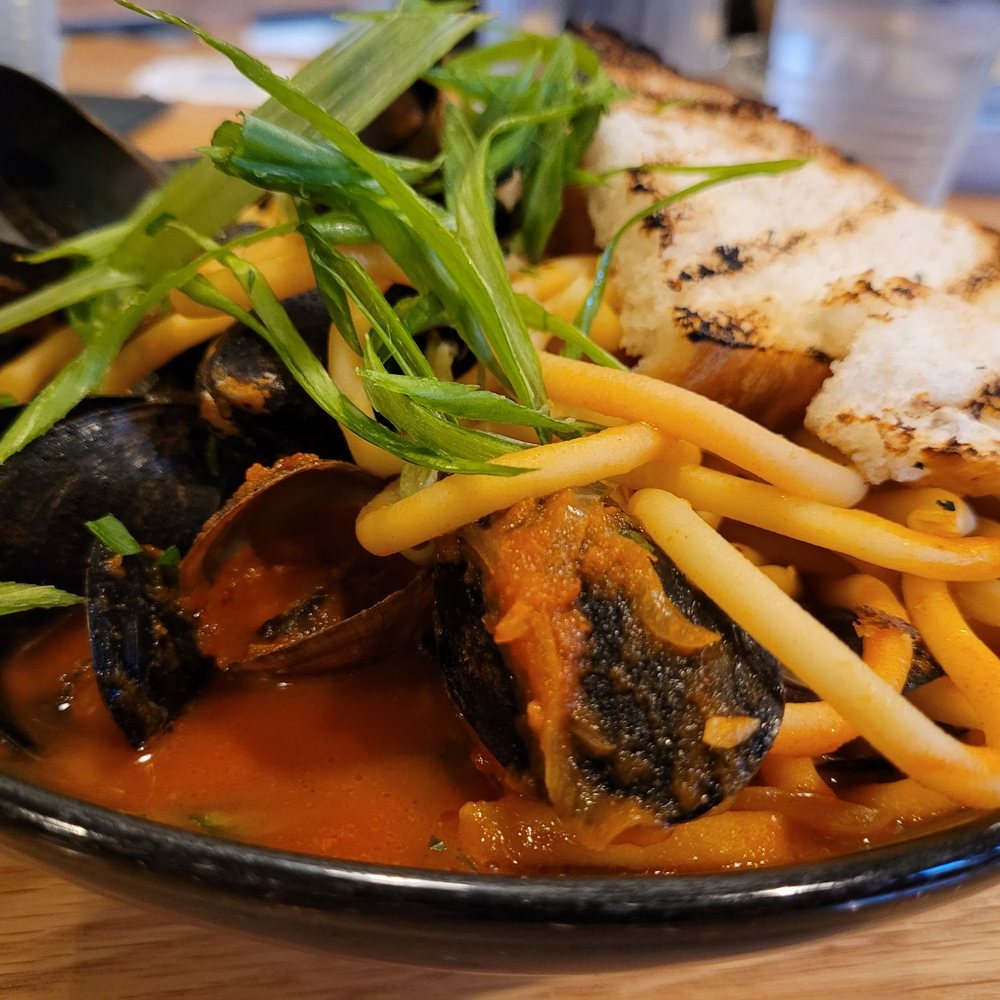 600 Kitchen & Bar - Mussels diavolo - American Near Me - Kalamazoo, Michigan