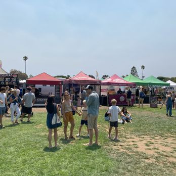 Encinitas/Leucadia Farmers' Market - view from near the entrance including my favorite Pastrami Stand - Farmers Market Near Me - Encinitas, California Encinitas/Leucadia Farmers' Market - view from near the entrance including my favorite Pastrami Stand - Farmers Market Near Me - Encinitas, California