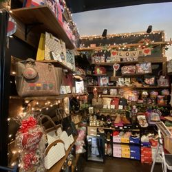 Retouch by Lyna Gift Shop - Cute little store in the middle of downtown Clermont. Perfect to shop for anyone for any occasion.