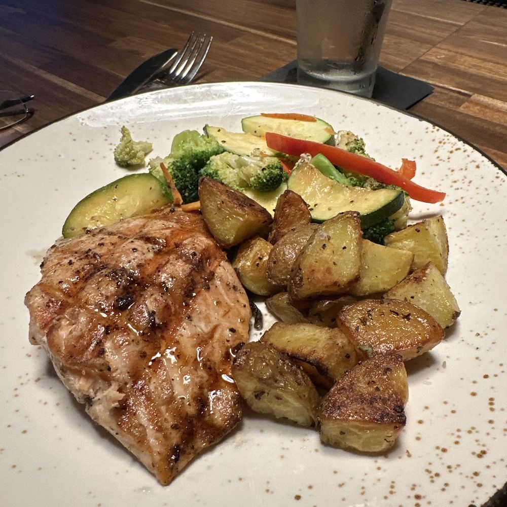 Oak and Main - Salmon - American Near Me - Roanoke, Texas