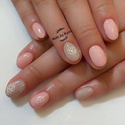 Nail completed by Kylee. Simple, elegant, and beautiful! Love it!