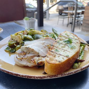 Urban Plates - Grilled Cage Free Chicken - Salad Near Me - Pasadena, California