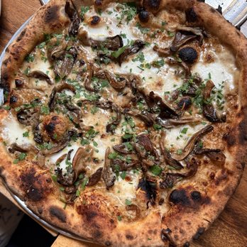 Grá - Mushroom Pizza - Pizza Near Me - Los Angeles, California Grá - Mushroom Pizza - Pizza Near Me - Los Angeles, California