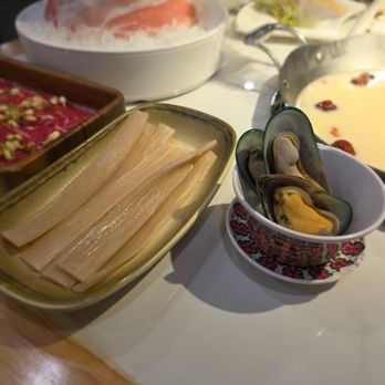 Four Seasons Tea House Hot Pot - Sweet potato vermicelli (Left), mussels (right). - Hot Pot Near Me - Mountain View, California Four Seasons Tea House Hot Pot - Sweet potato vermicelli (Left), mussels (right). - Hot Pot Near Me - Mountain View, California