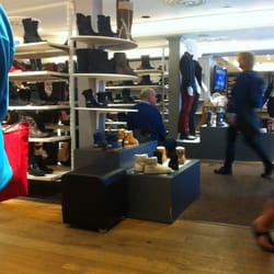Mantje - Zowel schoenen als kleding is hier te koop.