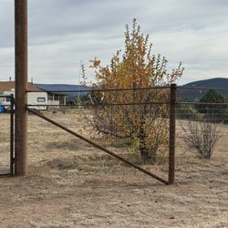 Payson Fence & Barns - Two rows of sucker rod, with no climb horse fence.