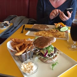 Café Valentin - Amerikansk burger med grove fritter og chilimayonnaise - 114 kr.