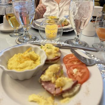 Andrew Morris Bed & Breakfast - Eggs béarnaise on a biscuit, cheese grits and fresh tomato. - Bed & Breakfast Near Me - Natchitoches, Louisiana