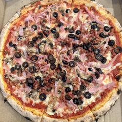900 Degrees Brick Oven Pizza - Large pizza with black olives, mushrooms, ham, and BACON!!! Ohhhh my goodness!!! So delicious!!!!!!