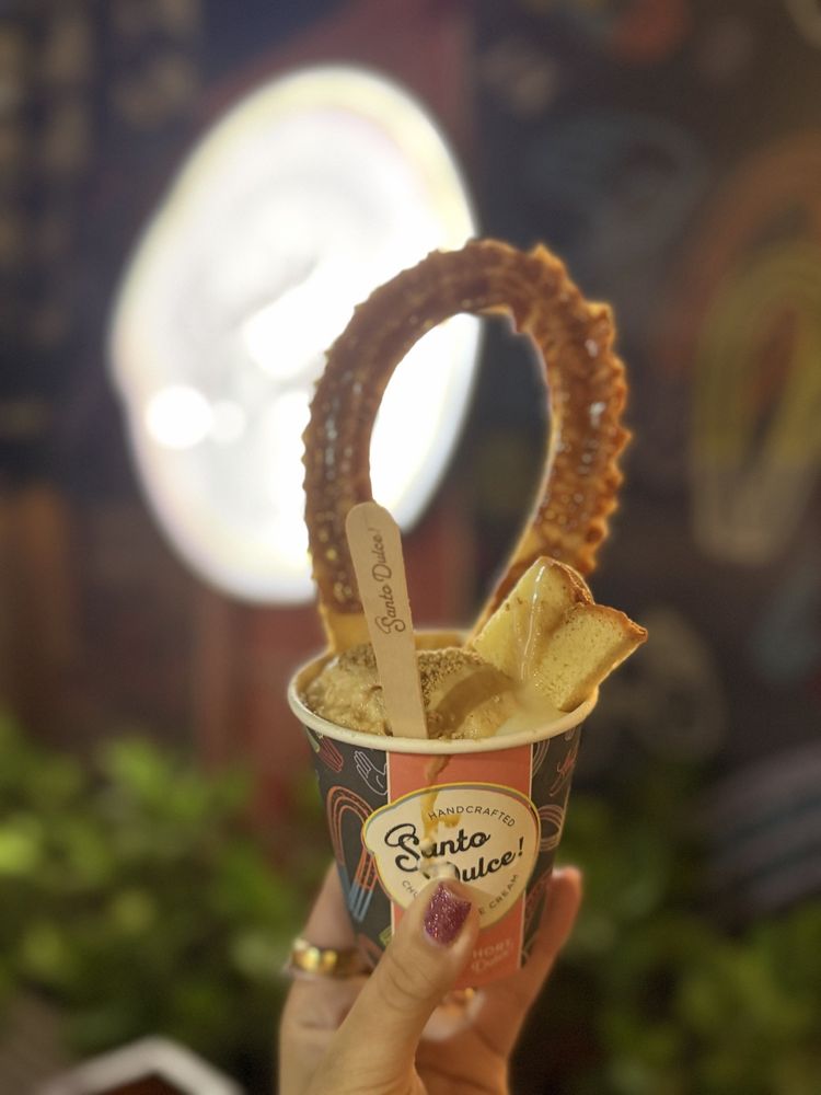 Santo Dulce Churros & Ice Cream Logo