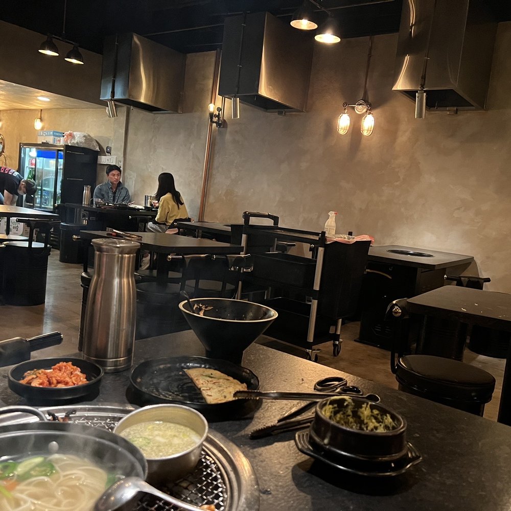 Burnin' Shell - Empty restaurant at 10p on a Friday night. - Seafood Near Me - Los Angeles, California Burnin' Shell - Empty restaurant at 10p on a Friday night. - Seafood Near Me - Los Angeles, California